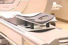מכשיר MRI ובו מתקן לביצוע MRI שד